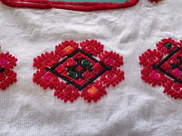 Blusa modernizada bordada a mano