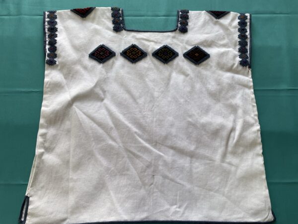 Blusa con detalles bordados